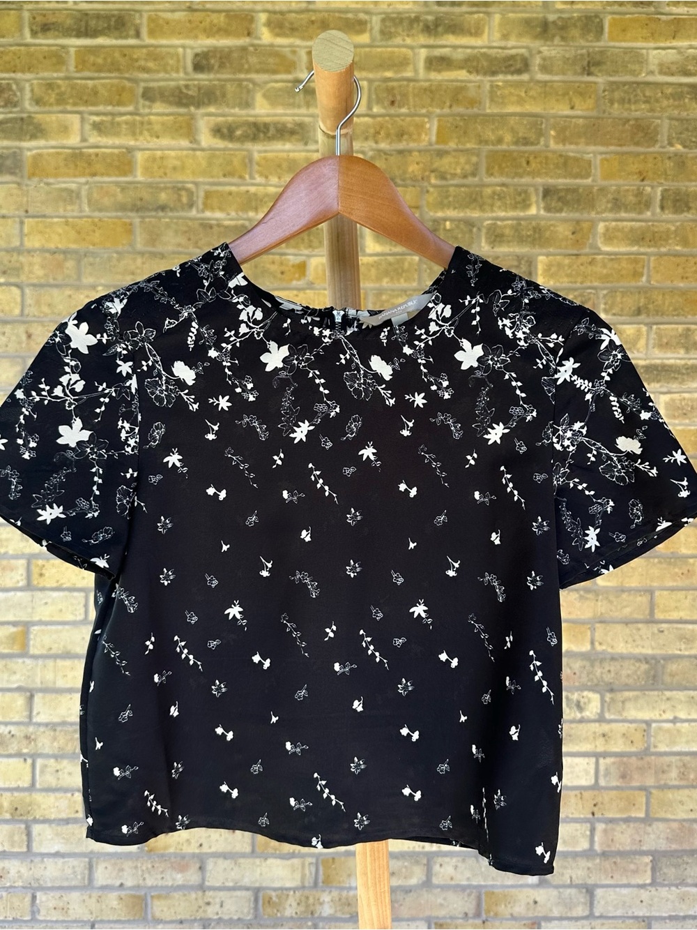 Black Floral Short Sleeve Banana Republic Women's Cropped Top